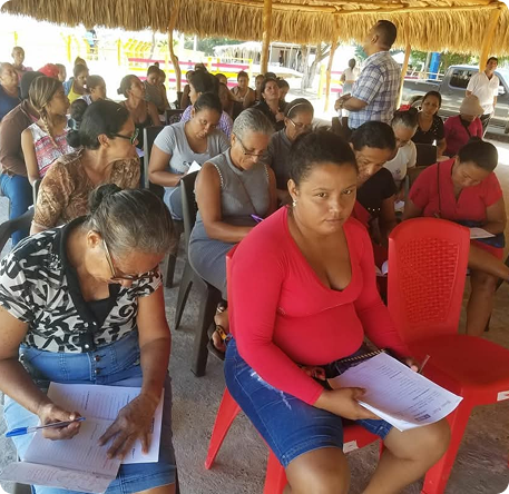 Equipo de Fungespis trabajando con una comunidad
